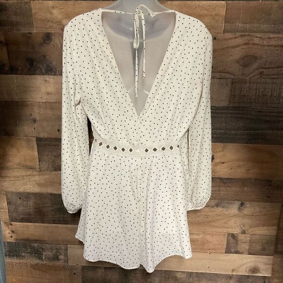Everly Romper Romantic V Keyhole Neck Cream Black Dotted Print Tie Back Lined M - Picture 11 of 16